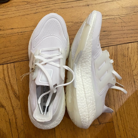 NEW Adidas Women’s White Ultraboost 22!!! WITH TAG 🔥🔥🔥🔥🔥🔥🔥 - Picture 1 of 9